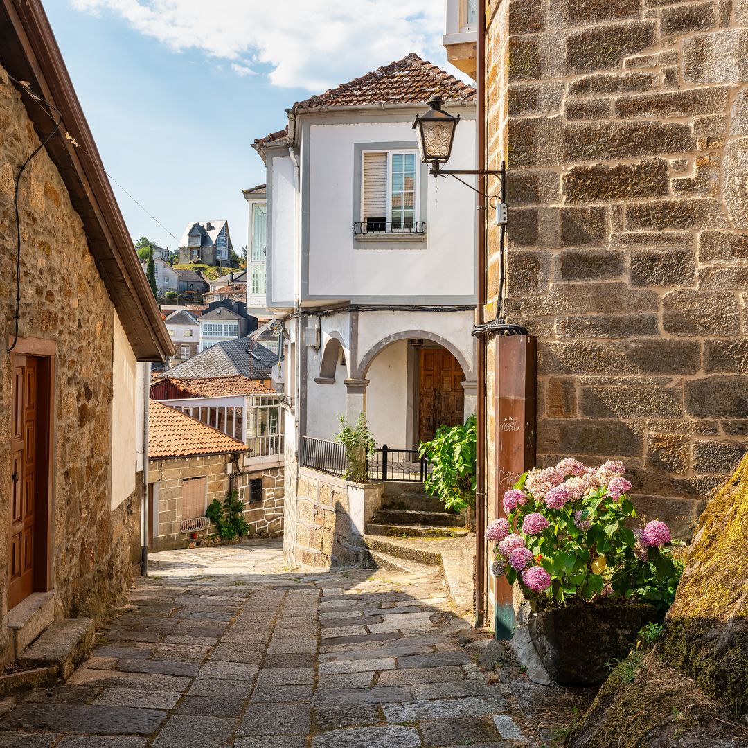 Calles empedradas, muros de piedra y preciosas casonas en el casco antiguo de Castro Caldelas, Ourense, Galicia