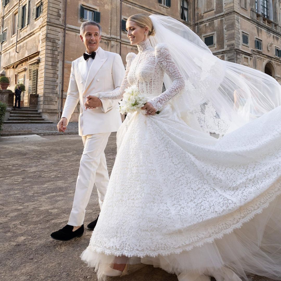 Recordamos la boda de Lady Kitty Spencer en una espectacular villa romana: 6 vestidos de novia, alta joyería y la ausencia de su padre