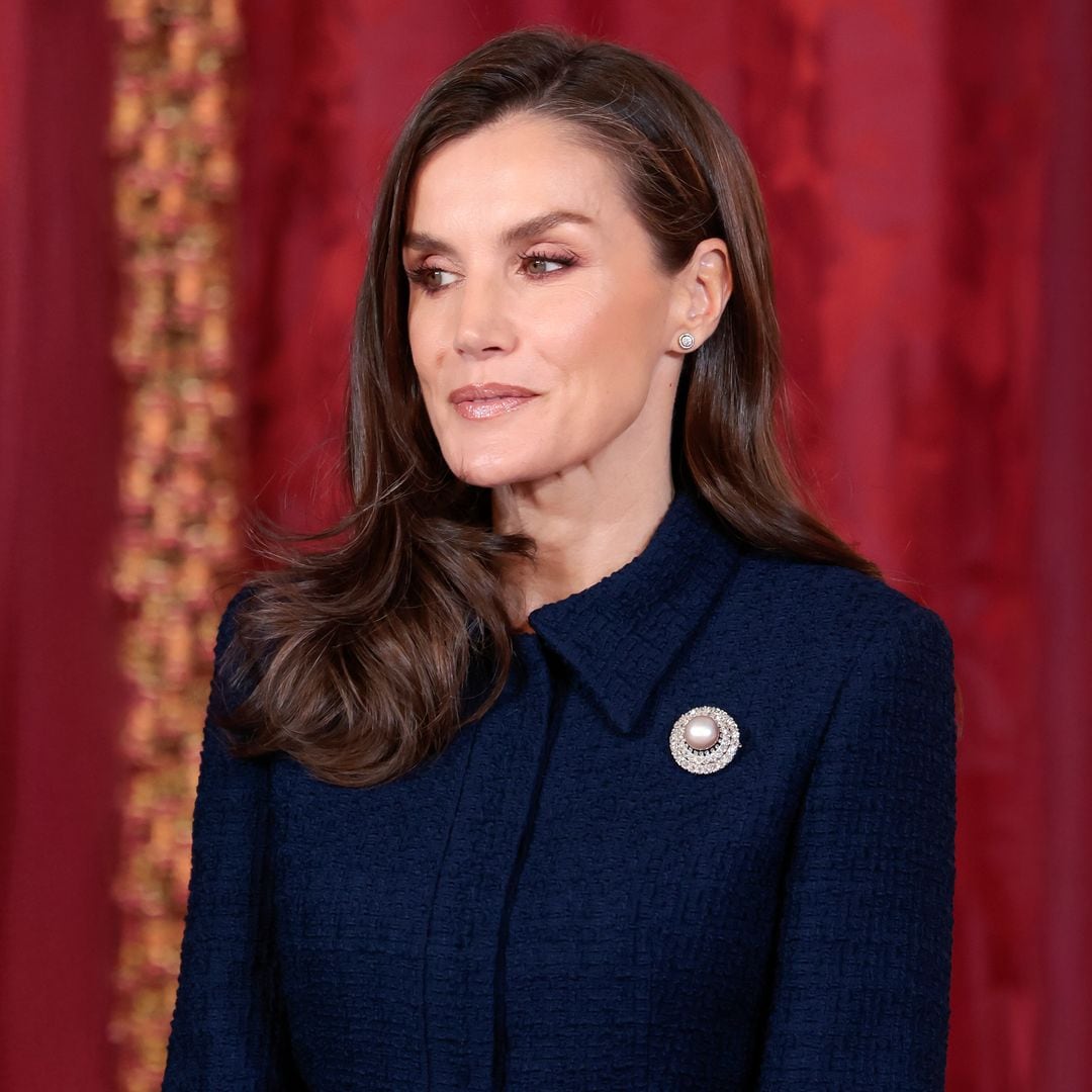 La reina Letizia recuerda a doña Sofía al modificar su broche de perlas histórico y estrena un conjunto de tweed