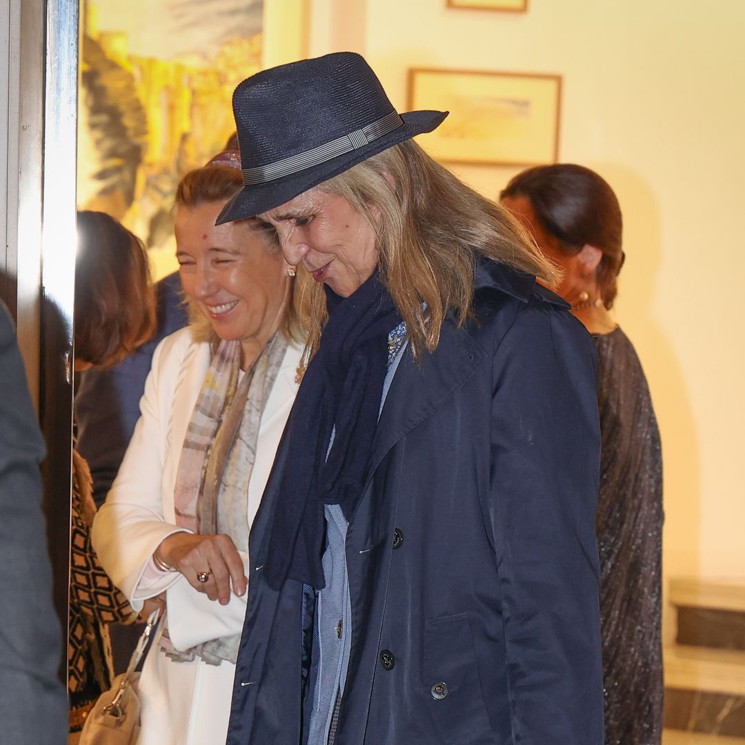 La infanta Elena y el duque de Calabria arropan a Ana de Orléans en la inauguración de su nueva exposición