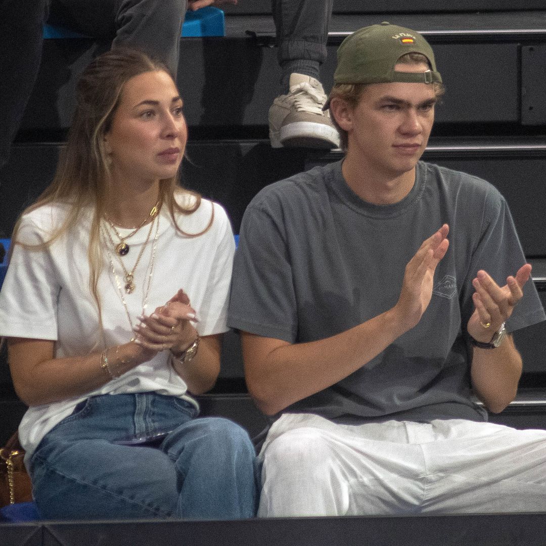 Olympia Beracasa y Miguel Urdangarin, en un partido de balonmano de su hermano, Pablo Urdangarin