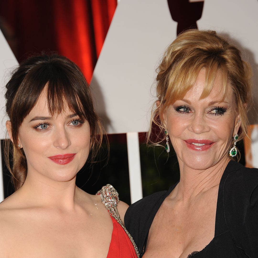 Melanie Griffith opina sobre el novio veinteañero de Dakota Johnson y lo dice todo en 4 palabras
