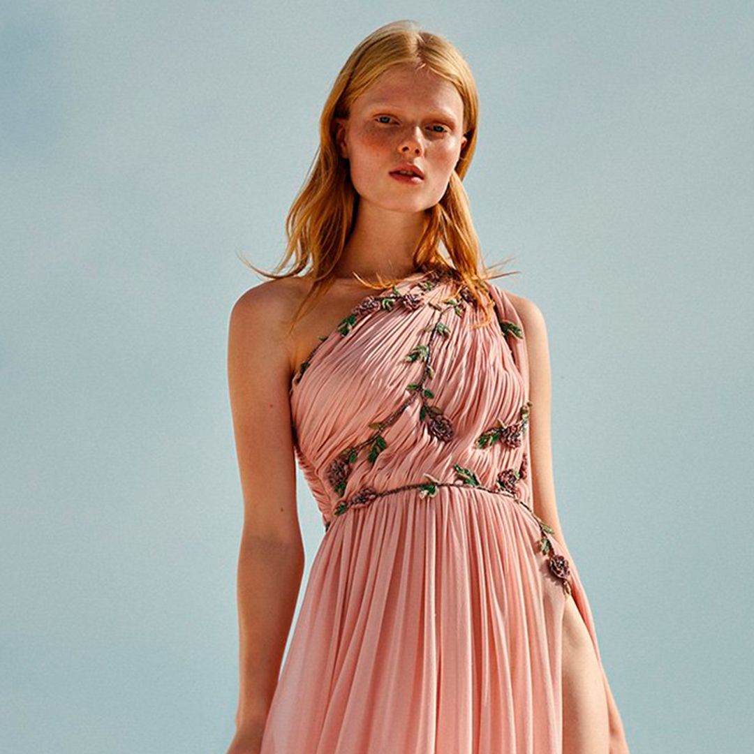 12 vestidos lisos muy alegres para invitadas que no quieren estampados