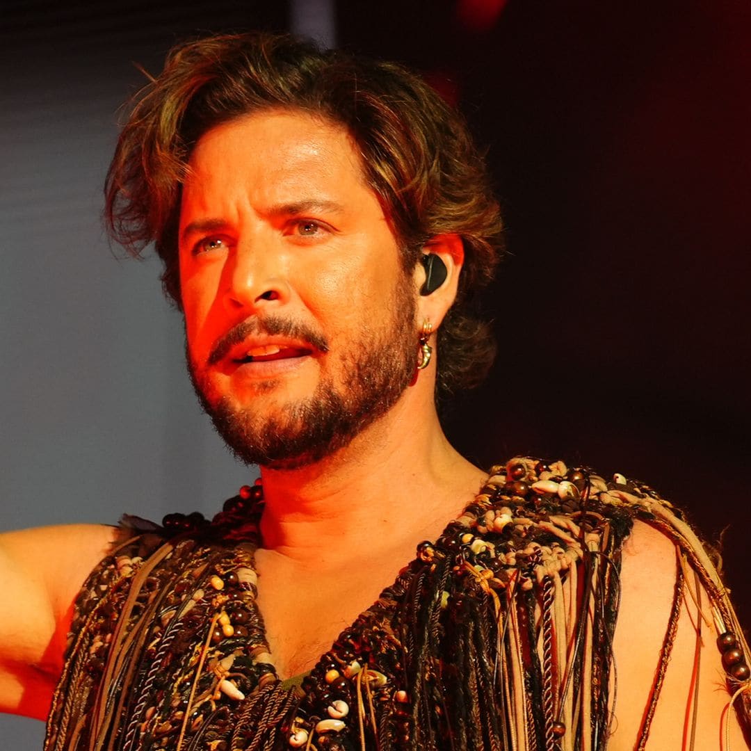 El susto de Manuel Carrasco: su impactante caída en pleno concierto en Huelva y su reacción