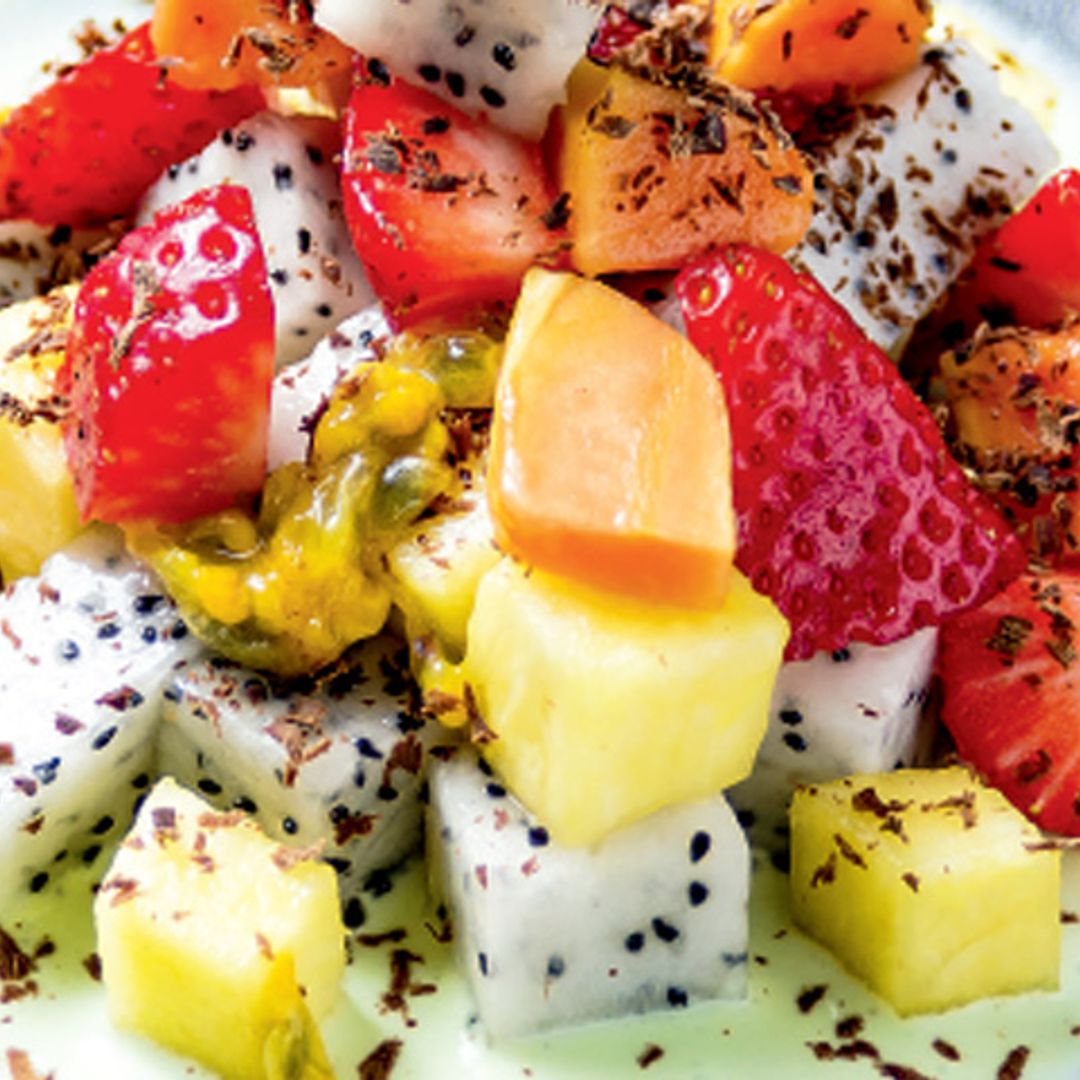 Sopa de yogur con macedonia tropical