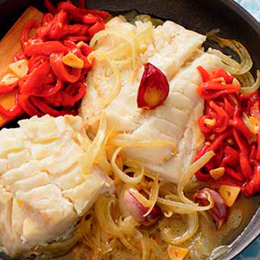 Bacalao con pimientos del piquillo y cebolla