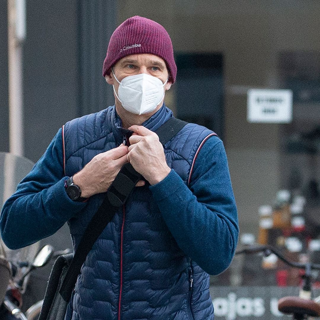 Iñaki Urdangarin acude en bici a su primer día de trabajo en un bufete de abogados de Vitoria