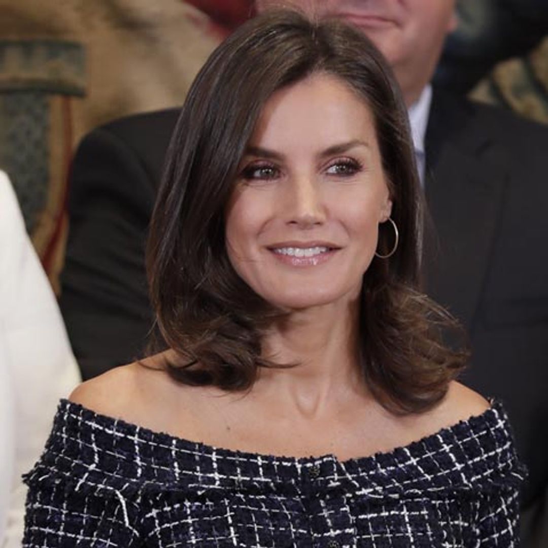 La Reina estrena un vestido de Zara con 'escote Meghan' por menos de 20 euros