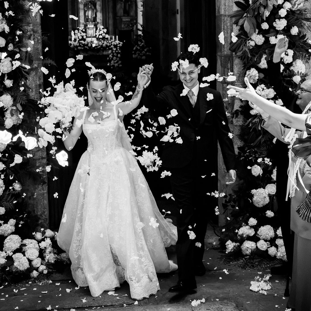 Los recién casados inundados en pétalos