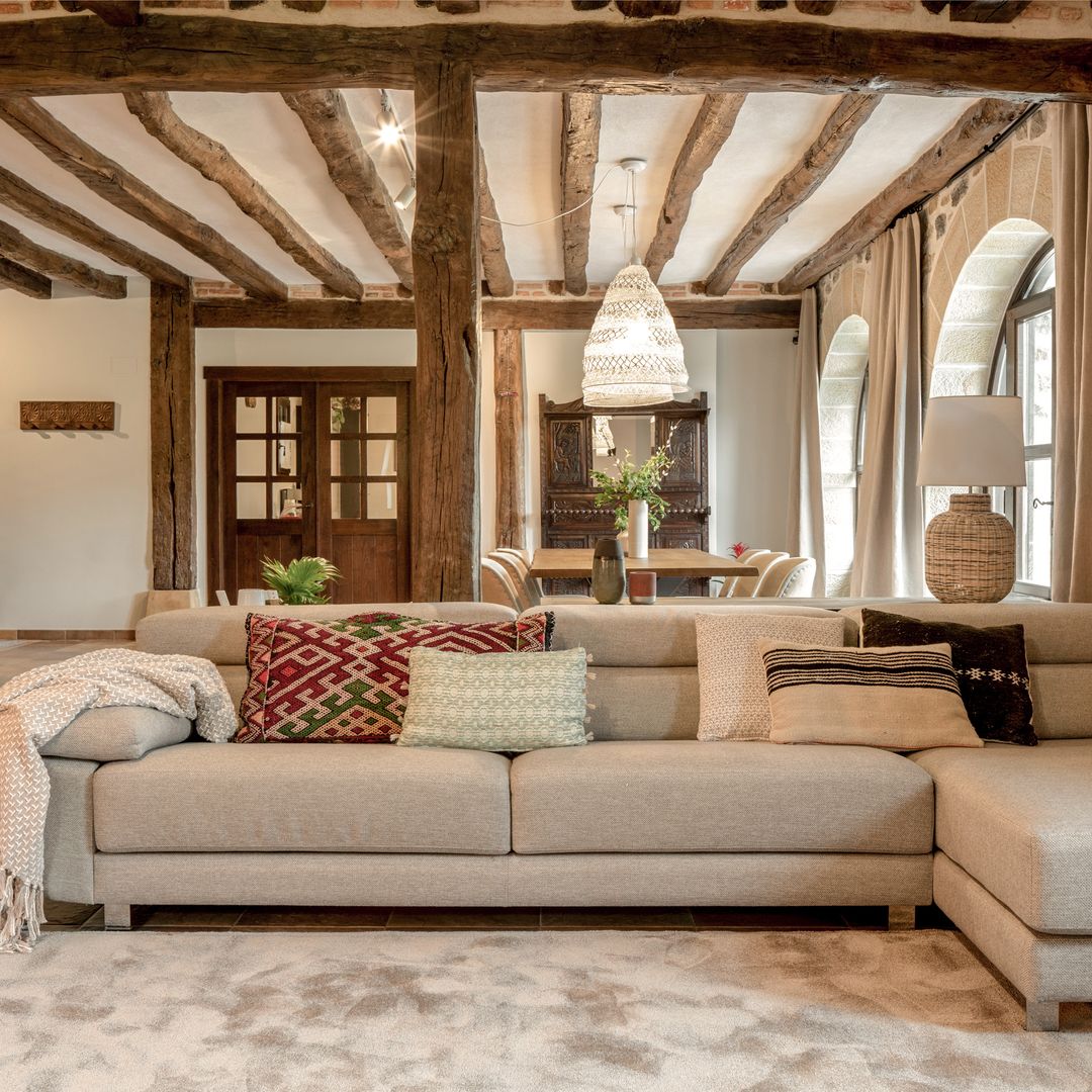 Un precioso caserío de 350 m² del s. XVI, que combina la robustez de la arquitectura tradicional vasca con un interiorismo ecléctico y bohemio