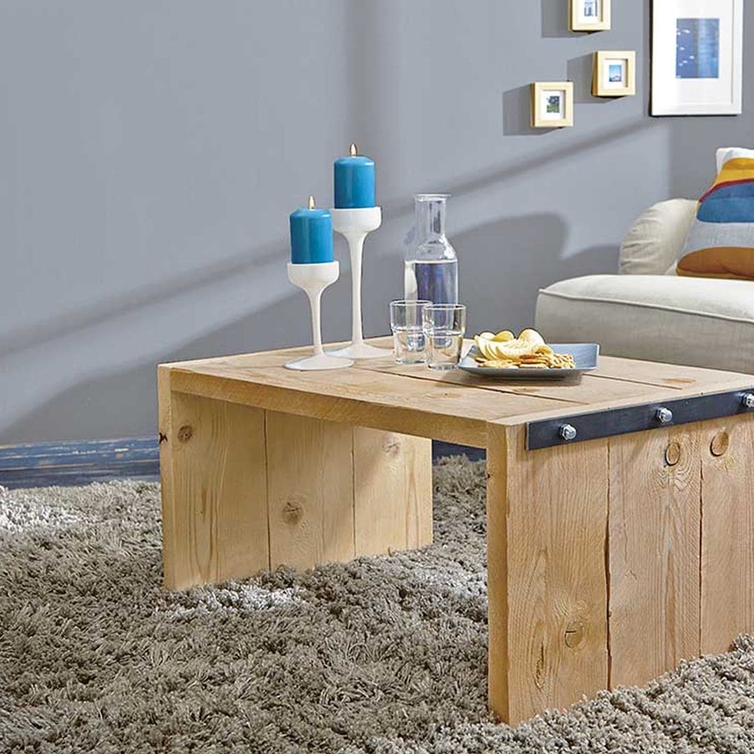 Una mesa baja de salón estilo industrial