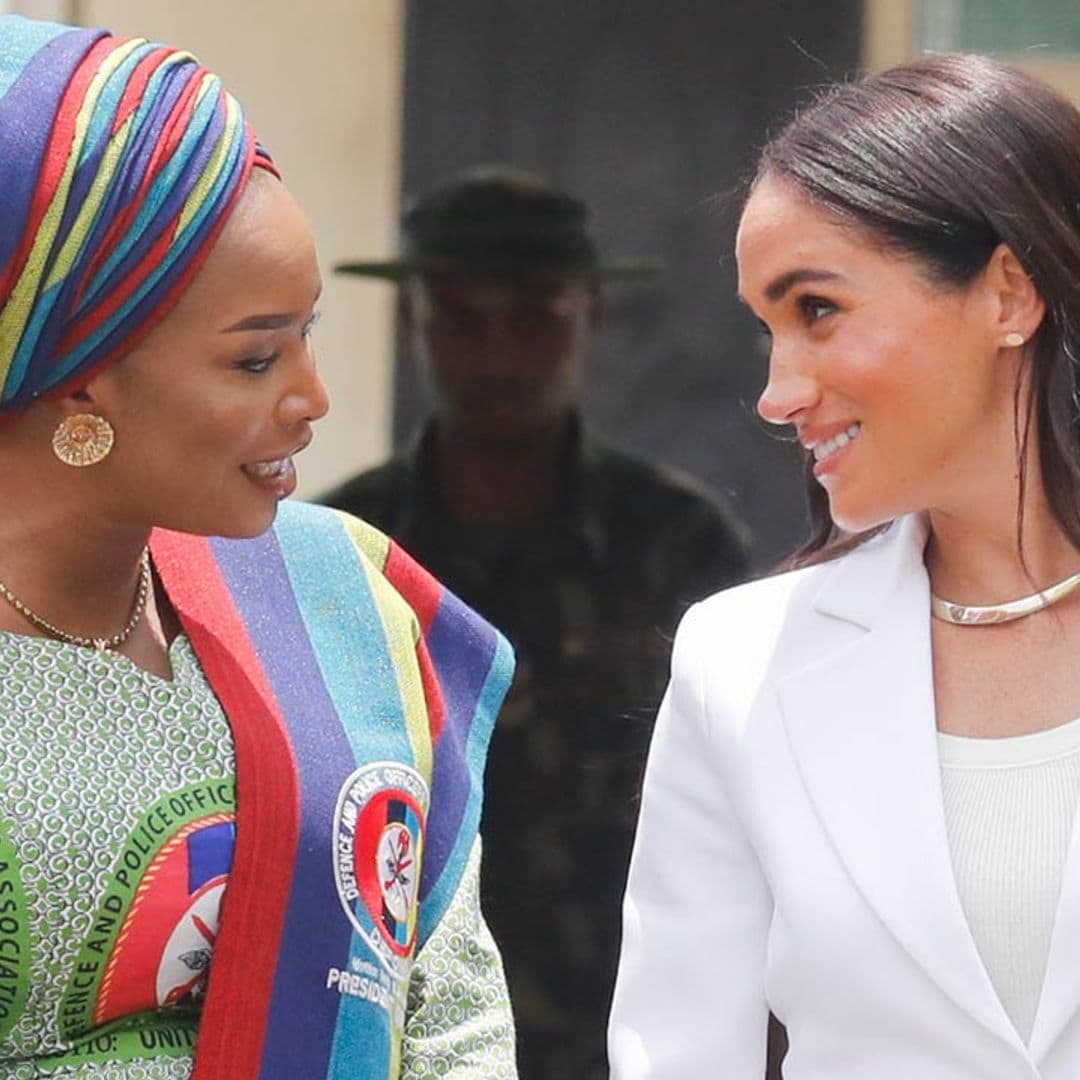 La elegancia discreta de Meghan Markle con un impecable traje sastre blanco en Nigeria