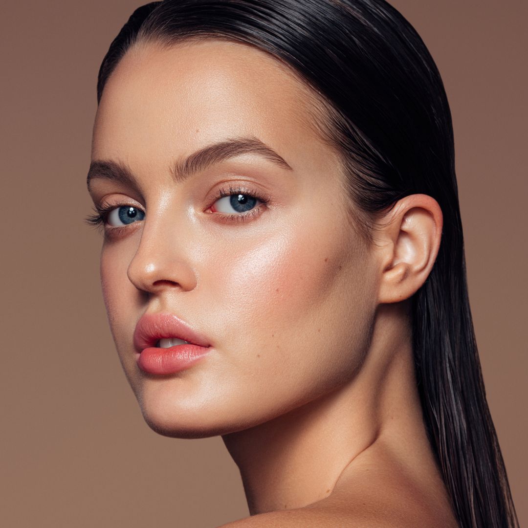  Mujer con piel luminosa