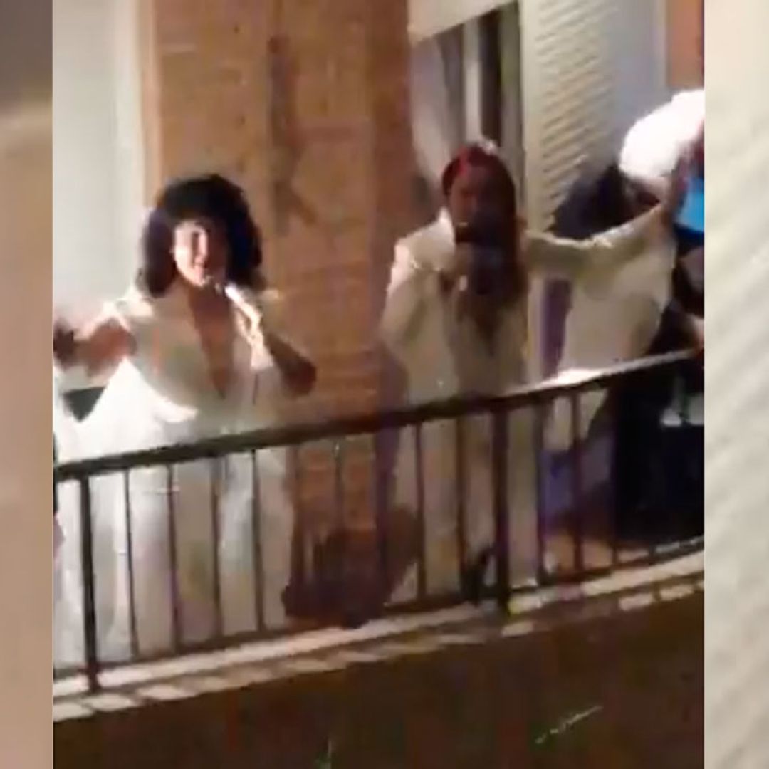Los vecinos que han convertido su balcón en el plató de 'Tu cara me suena'