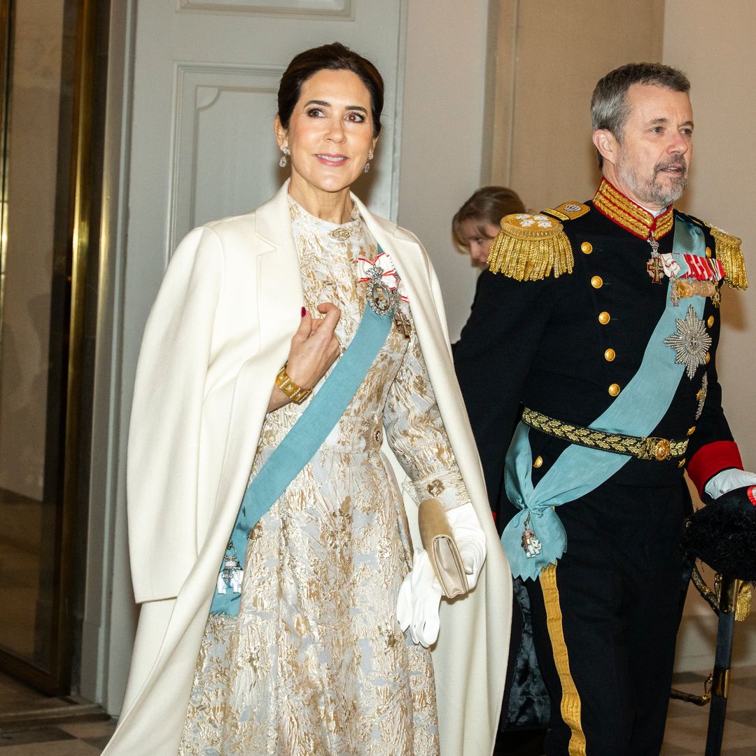 Mary de Dinamarca, tres looks de gala en siete días: pone fin a su maratón con un broche de 200 años y su icónico vestido 'reina de las nieves'