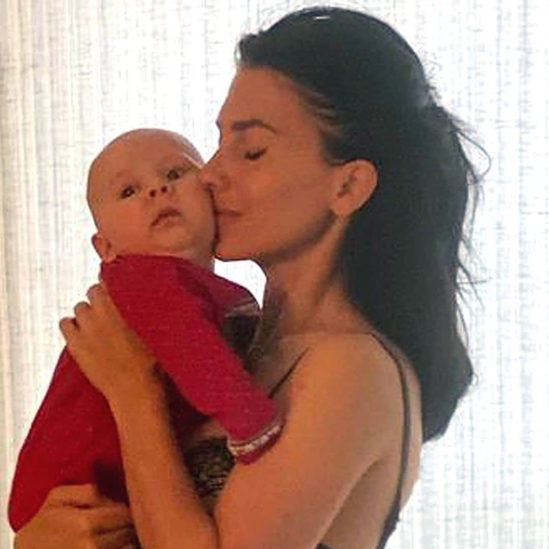 ¡Espectacular! Hilaria Baldwin muestra su figura tres meses después de dar a luz