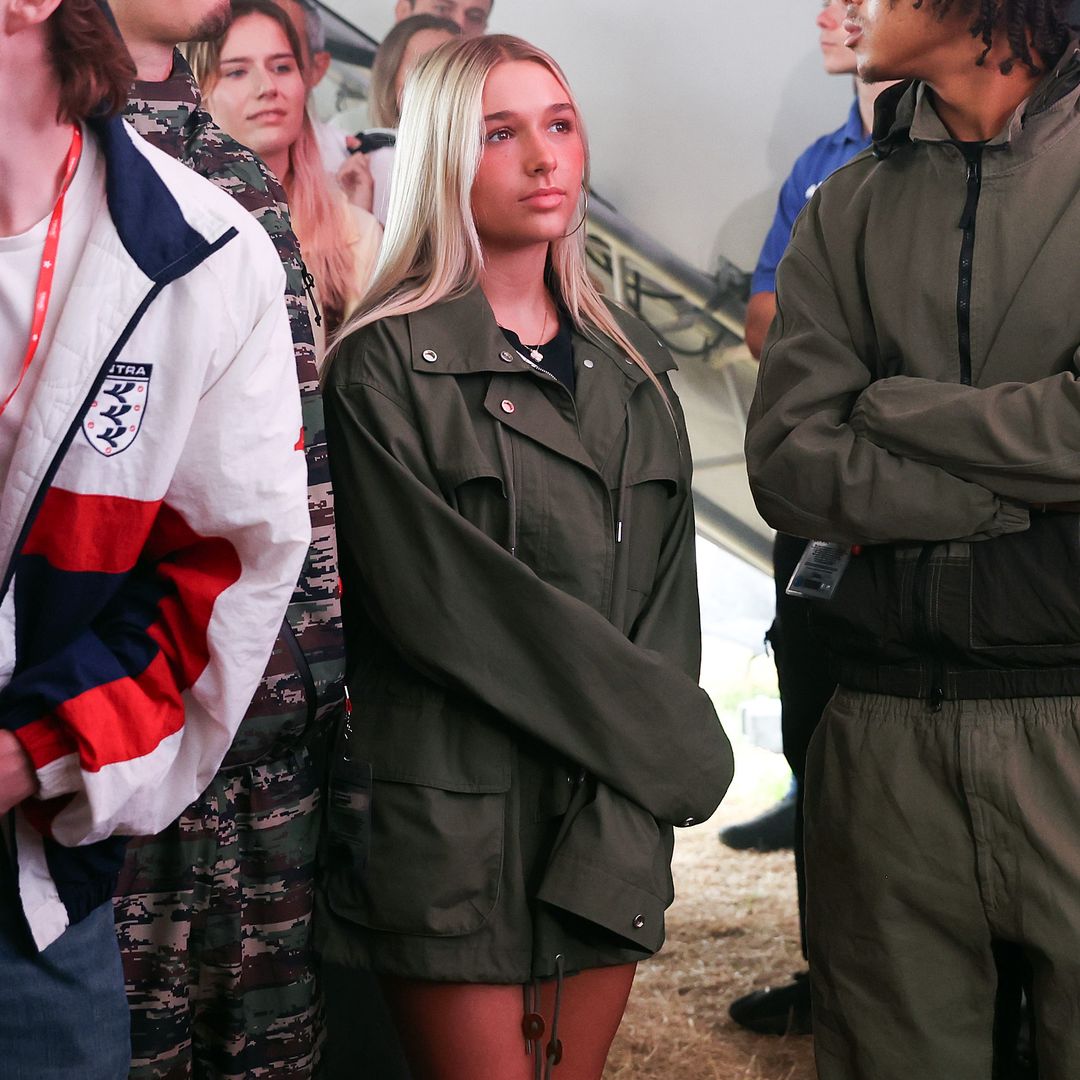 Harper Beckham (15) se va de festival con la parka de su madre y un look otoñal inspirado en otro gran icono de los 90