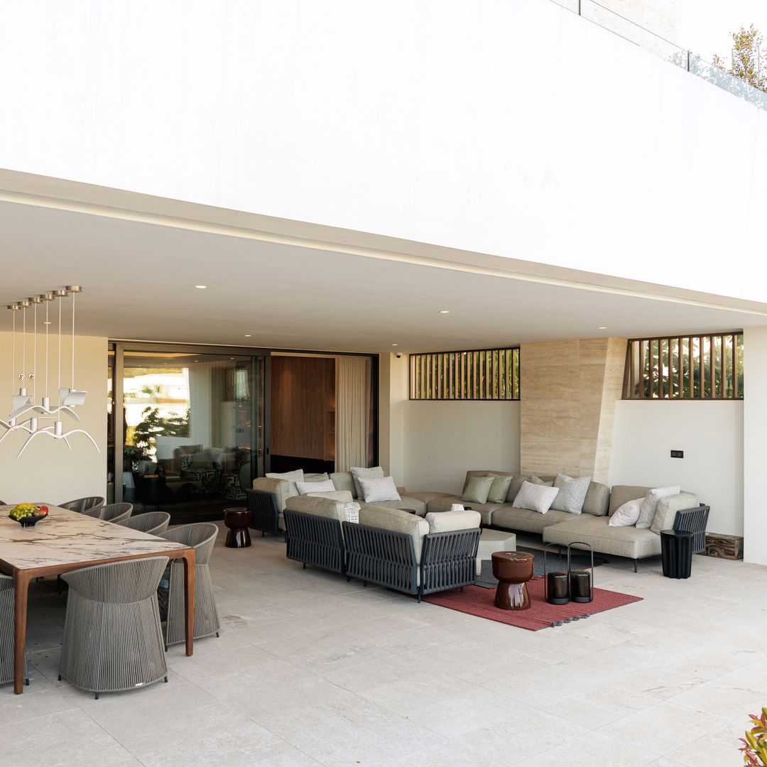 Ni blanco ibicenco ni decoración marinera: así es el chalet de 400 m² en Marbella que rompe todos los clichés de las casas de playa