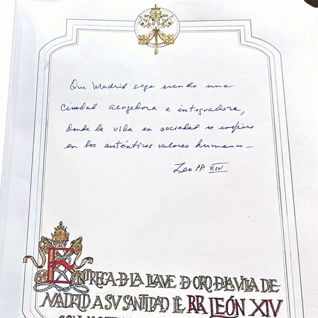 La dedicatoria que dejó en el Libro de Honor de la ciudad: "Que Madrid siga siendo una ciudad acogedora e integradora, donde la vida en sociedad se inspire en los auténticos valores humanos"