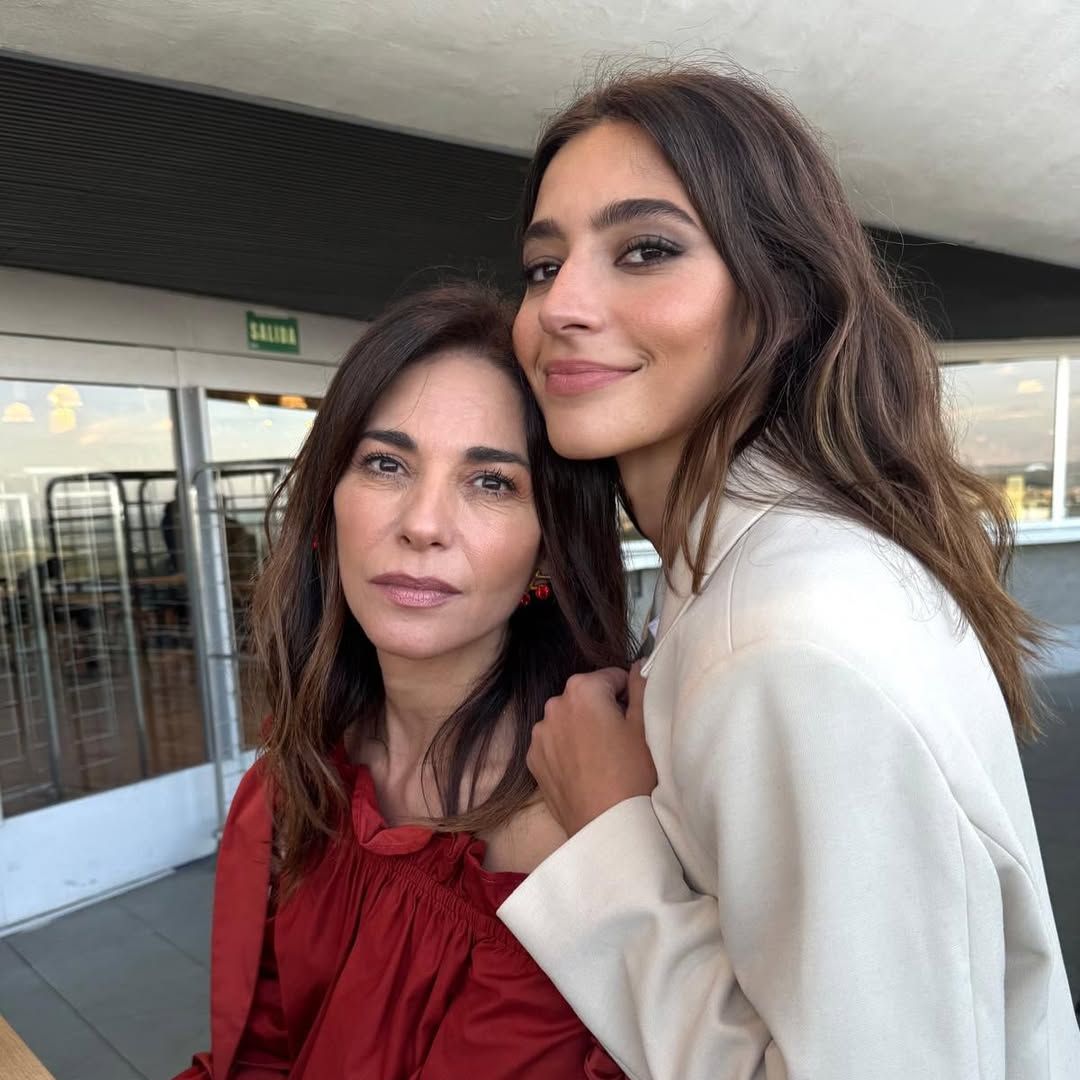 ¿Quién es la madre y quién la hija? Mariló Montero y Rocío Crusset 'engañan' a sus seguidores con un posado que revela su sorprendente parecido