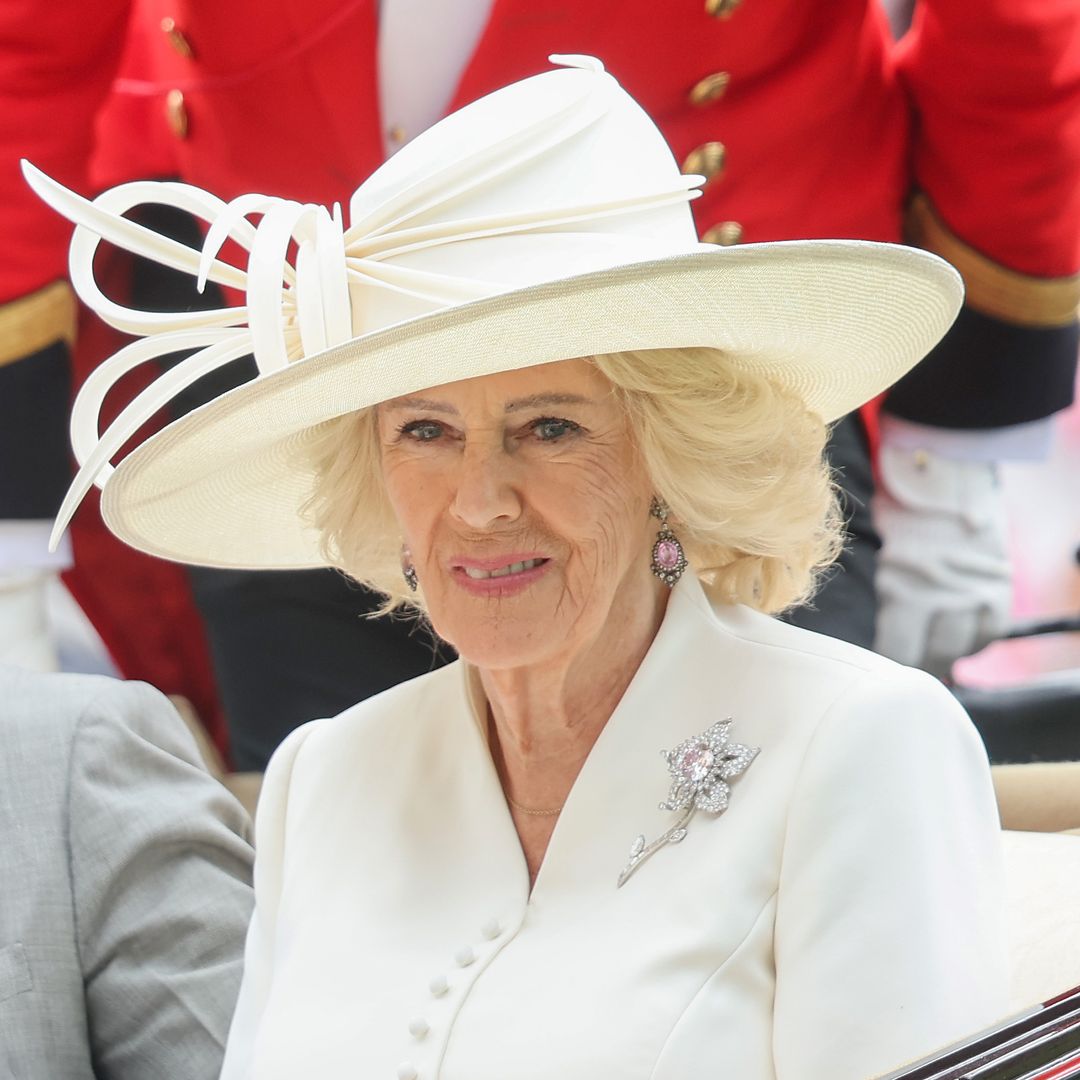 La reina Camilla recupera el diamante rosa más espectacular de Isabel II: la joya de 30 millones que vuelve a la escena pública