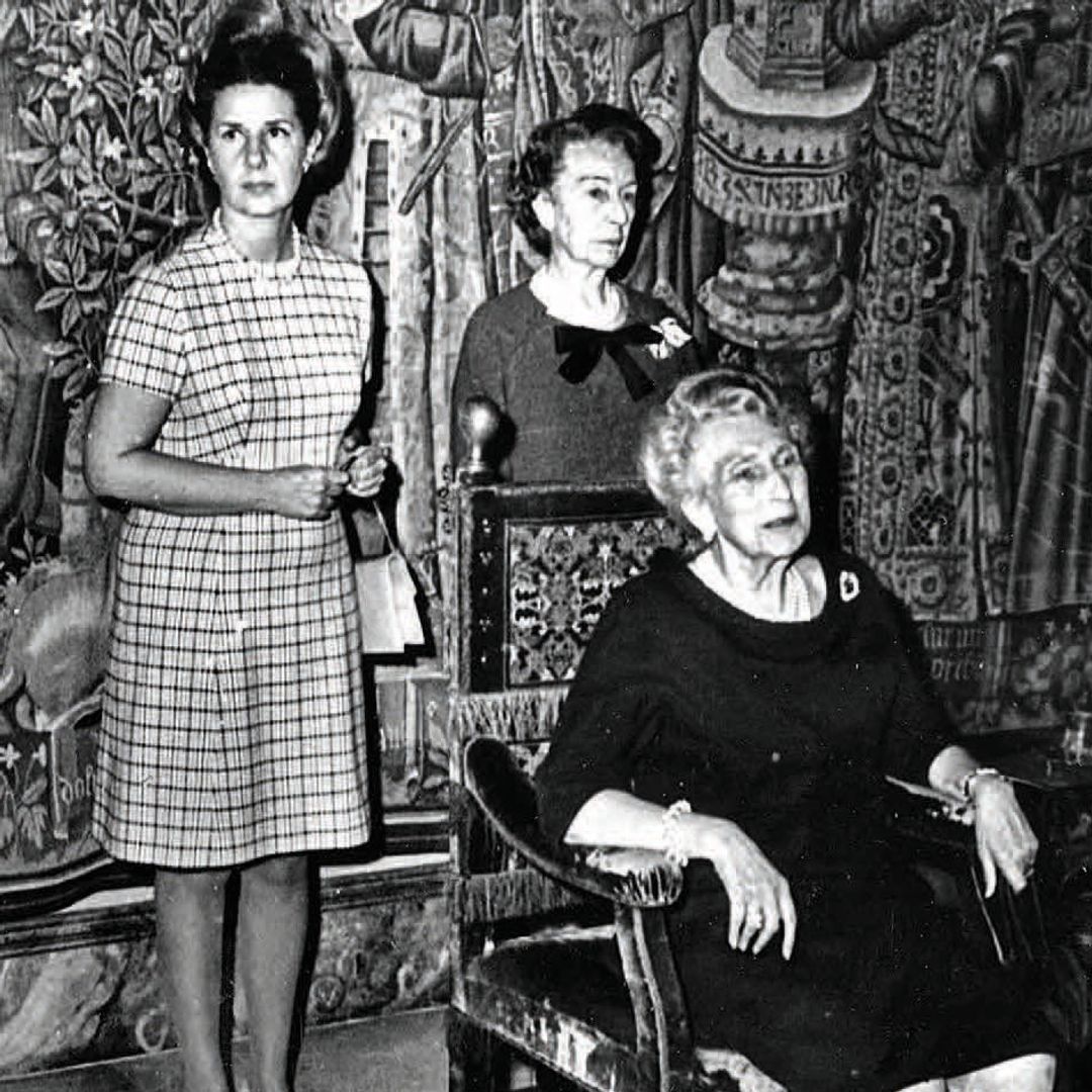 Es la misma posición (cubriendo las espaldas) que eligió para la foto con su madrina, la reina Victoria Eugenia.