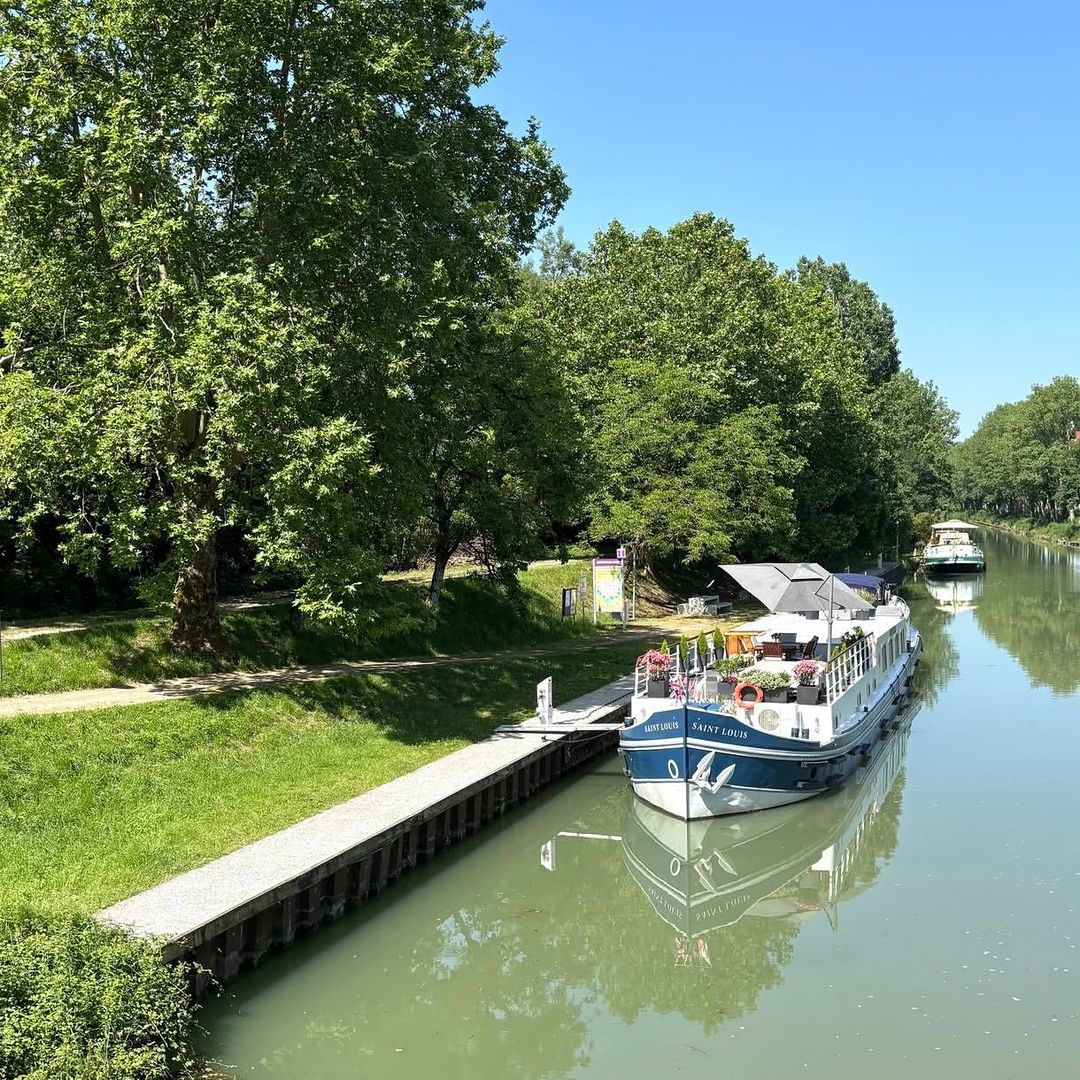 Barcos en el canal del Garona, Agen, Francia