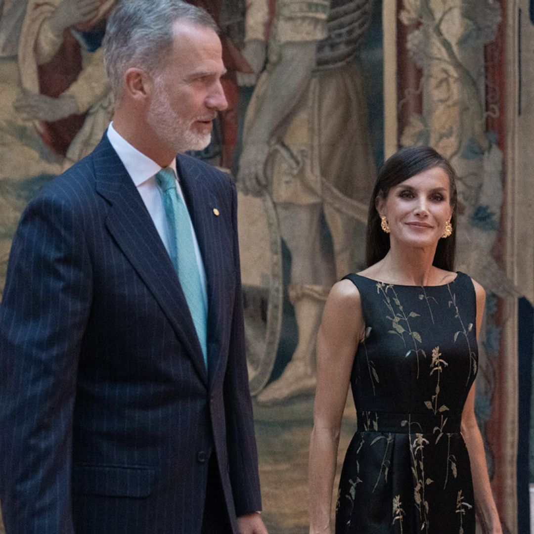Doña Letizia acierta en su cita doble en Barcelona con el vestido 'midi' más elegante para un evento de otoño