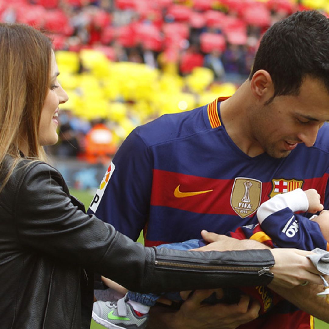 Sergio Busquets salta al campo por primera vez con su hijo en brazos