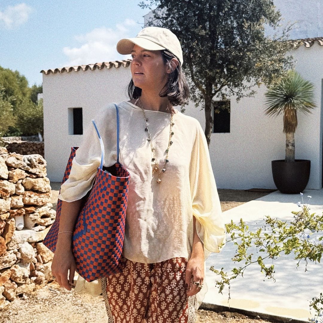 Isabelle Junot se despide del verano en Menorca con un caftán estampado y sus originales sandalias de 1.000 euros