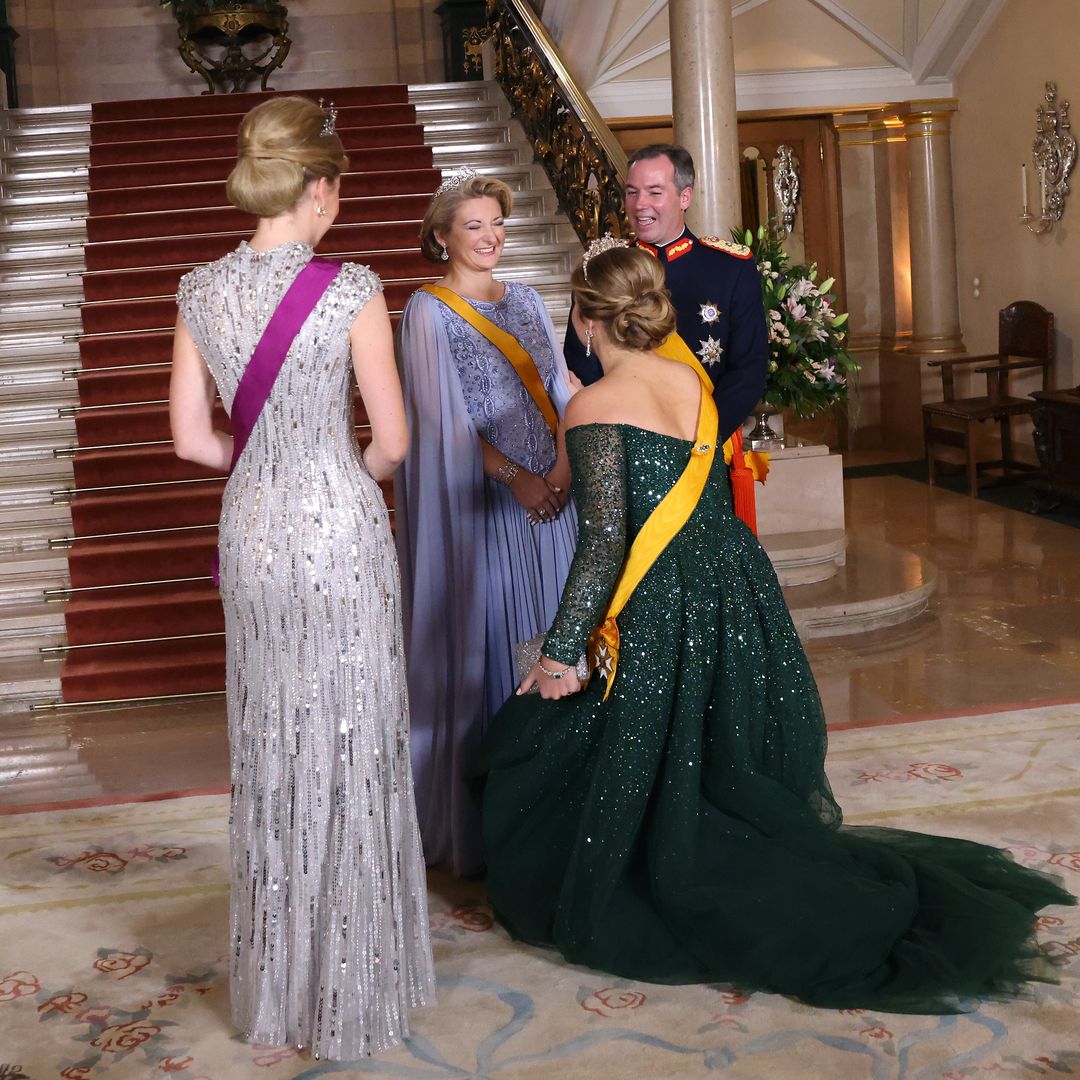 Las herederas al trono Amalia de Holanda y Elisabeth de Bélgica deslumbran juntas con fabulosas tiaras 