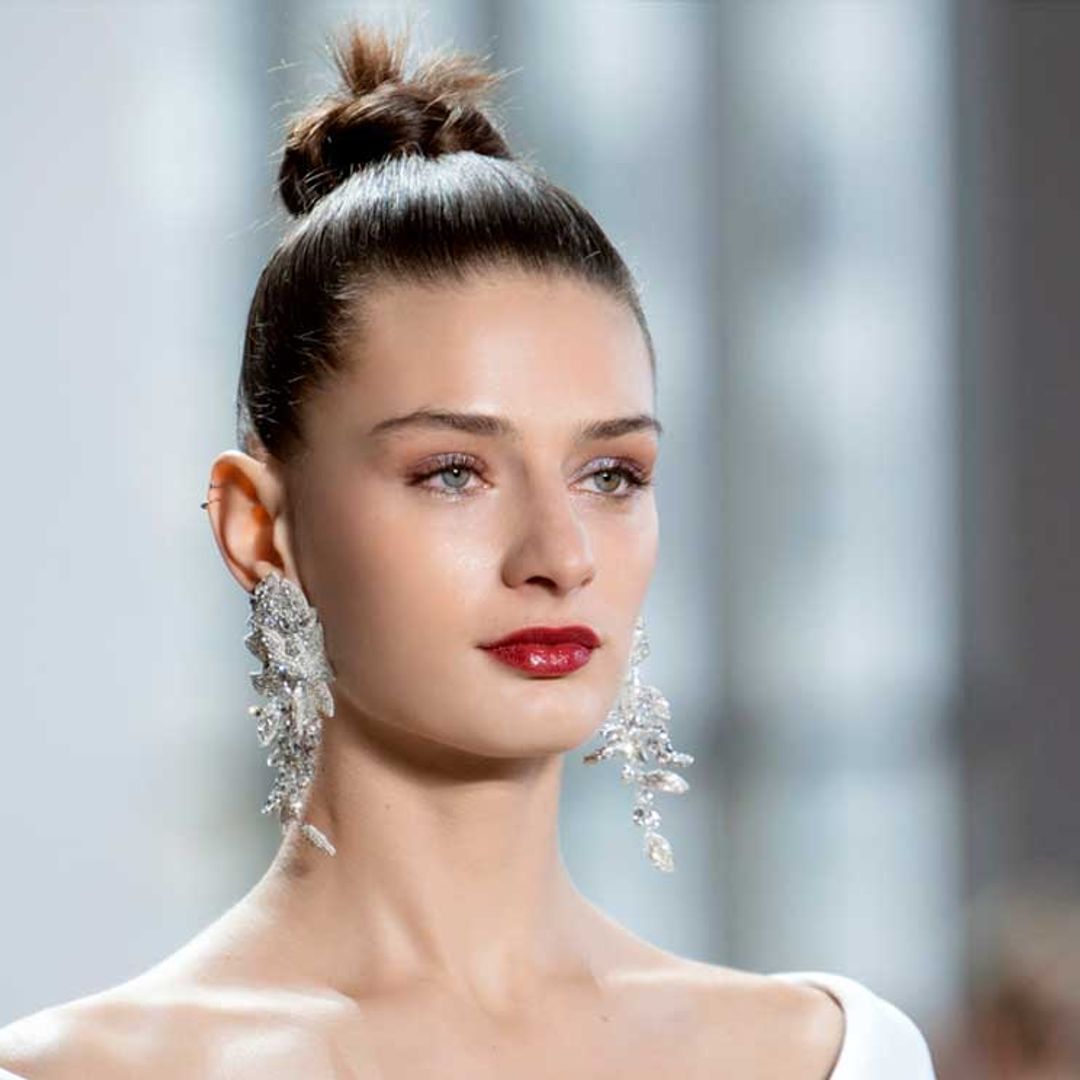 Sombras 'frosted', el truco para iluminar la mirada con el que coinciden Rosalía y Hailey Bieber