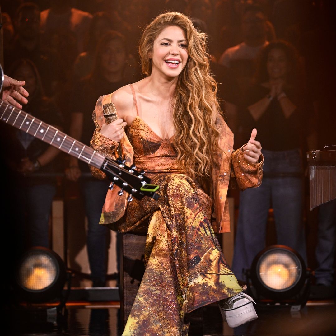 Shakira enciende la nostalgia e interpreta 'Antología' en show de Jimmy Fallon