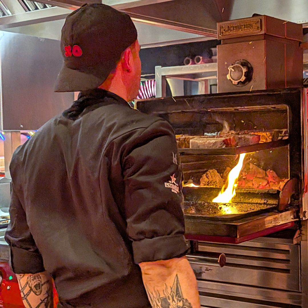 Cocina del restaurante StreetXO Ibiza, del chef Dabiz Muñoz, inaugurado en junio de 2026