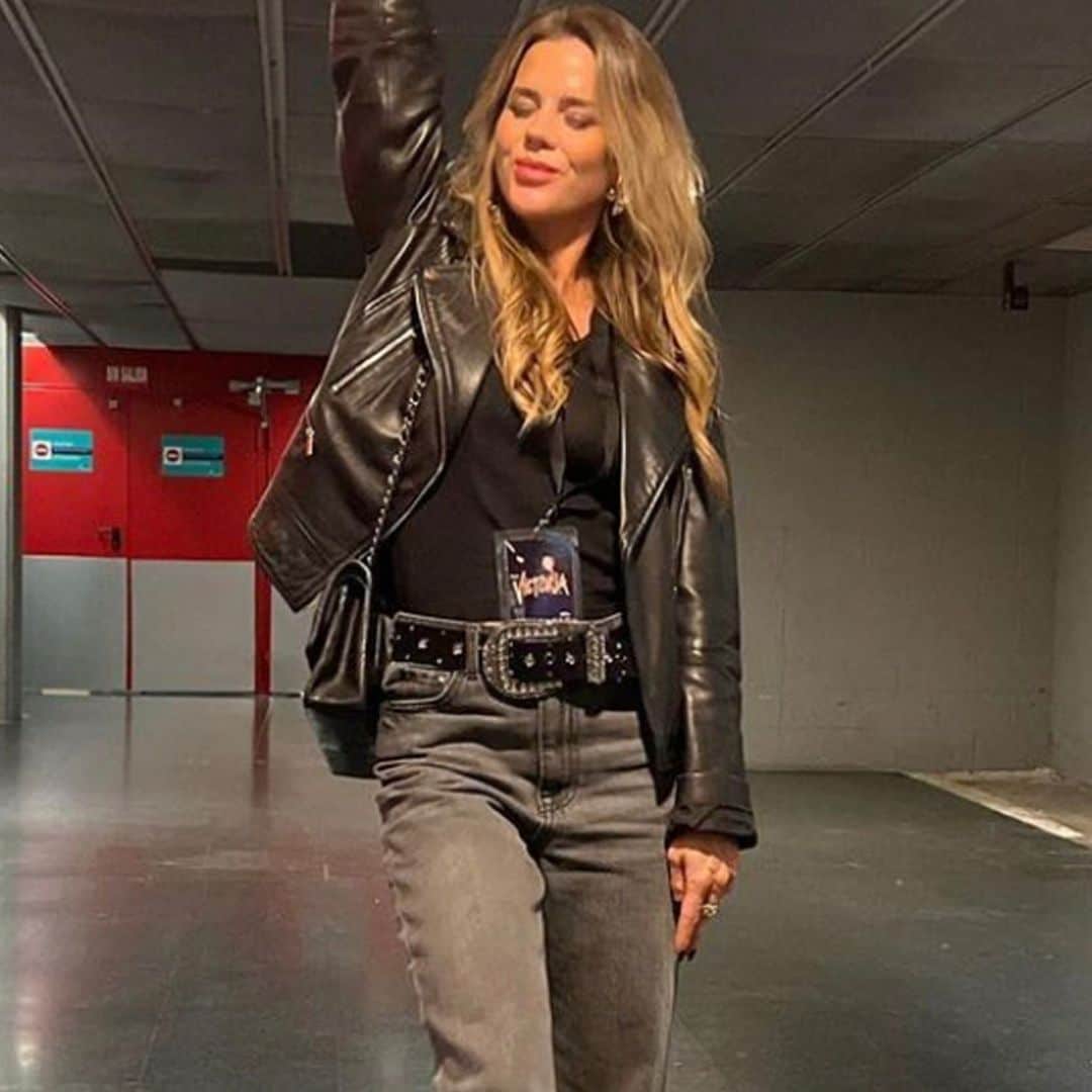 Ficha el look de Amelia Bono para ir de fiesta cómoda: 'biker' de cuero y vaqueros de Zara