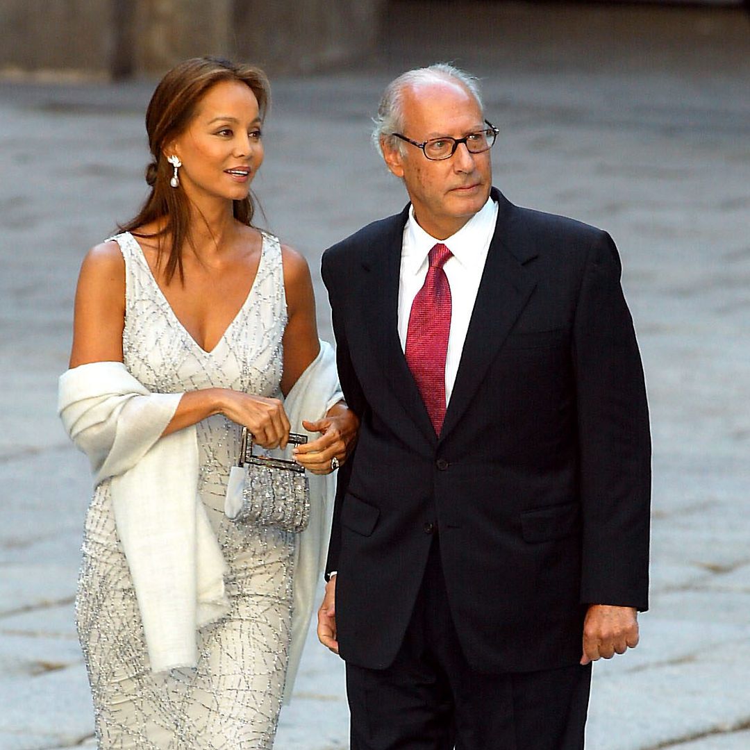 Recordamos el look de Isabel Preysler en la boda de Ana Aznar: "Un vestido joya que 24 años después sigue siendo pura inspiración"