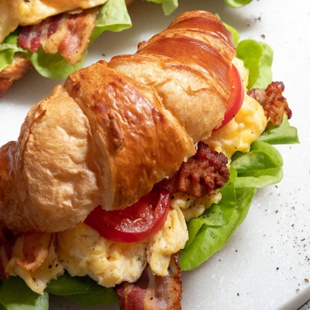 'Croissant' con revuelto de huevo y beicon