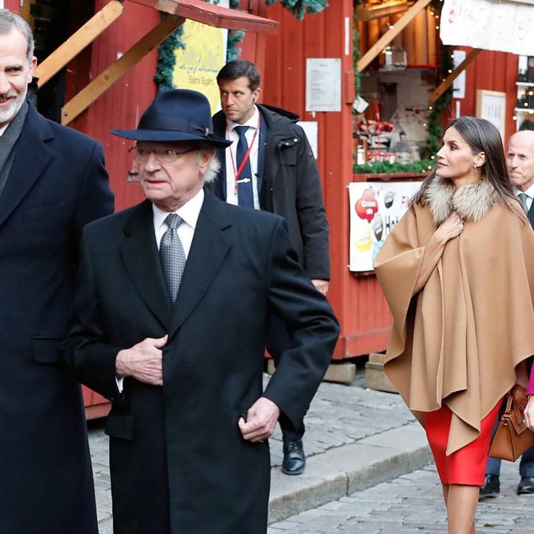 Los puestos navideños conquistan a don Felipe y doña Letizia antes de retomar su agenda