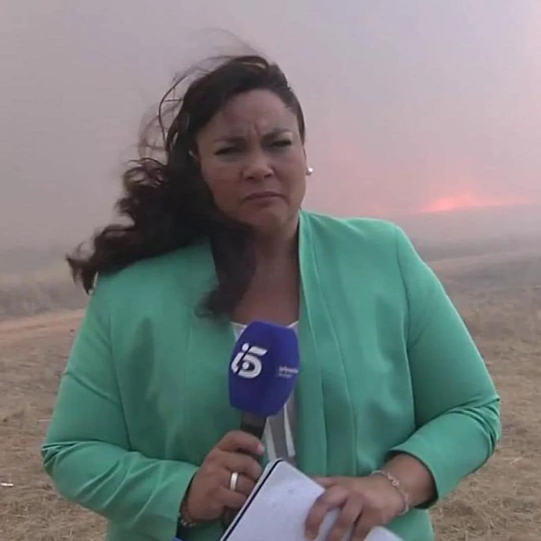 El grito desesperado de una reportera de Telecinco ante el avance de las llamas en León: "¡Vámonos!"