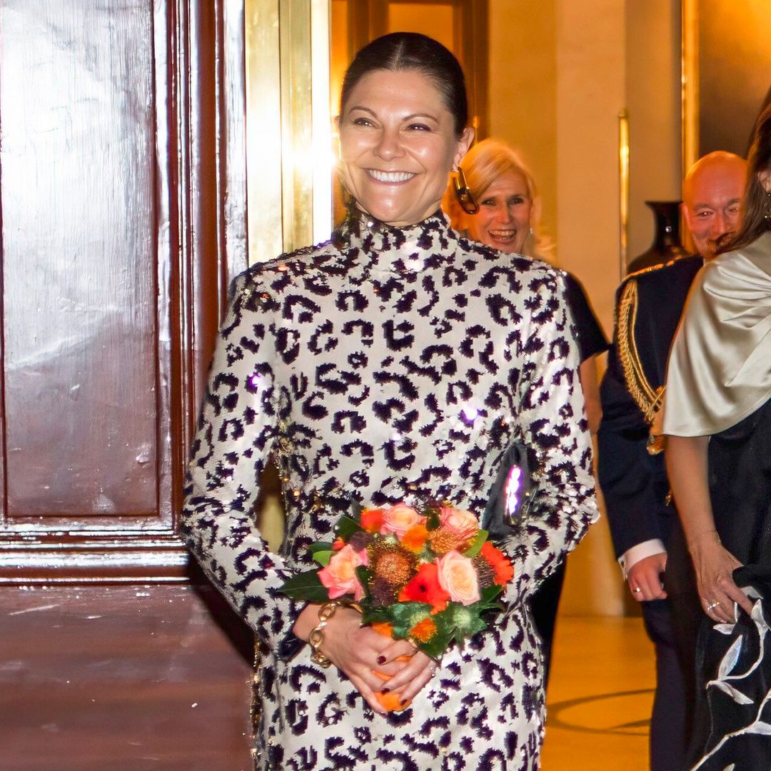 El look más salvaje de Victoria de Suecia: leopardo, lentejuelas y espalda al aire