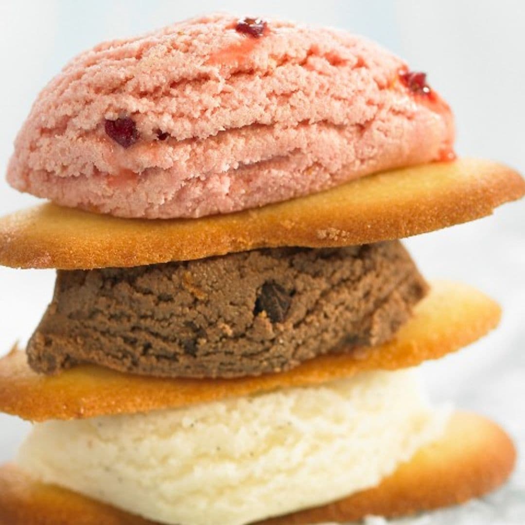Trío de helados con bizcochitos
