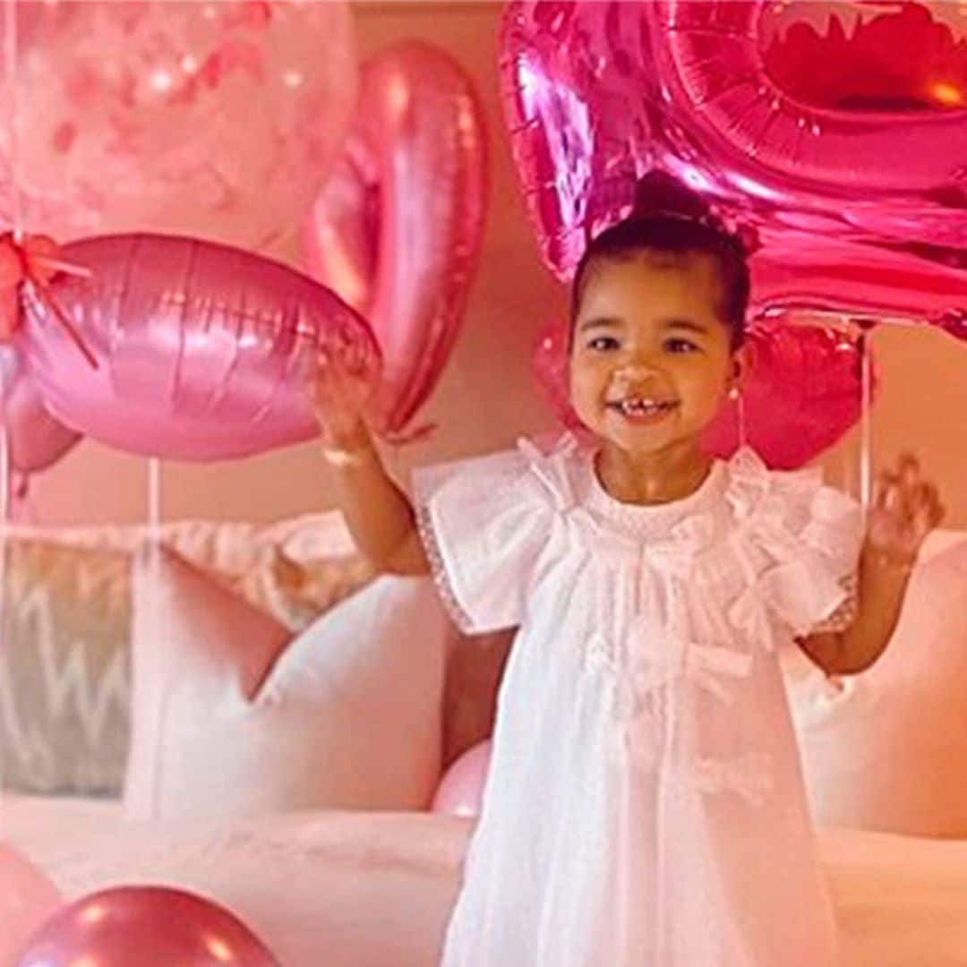 Khloé Kardashian llena la casa de globos y 'trolls' para celebrar el cumpleaños de su hija True