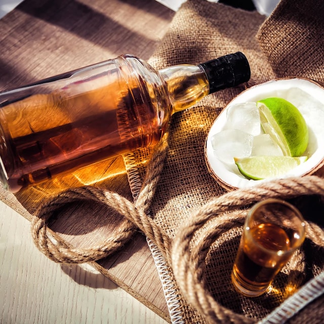 Botella de ron con coco, hielo y lima