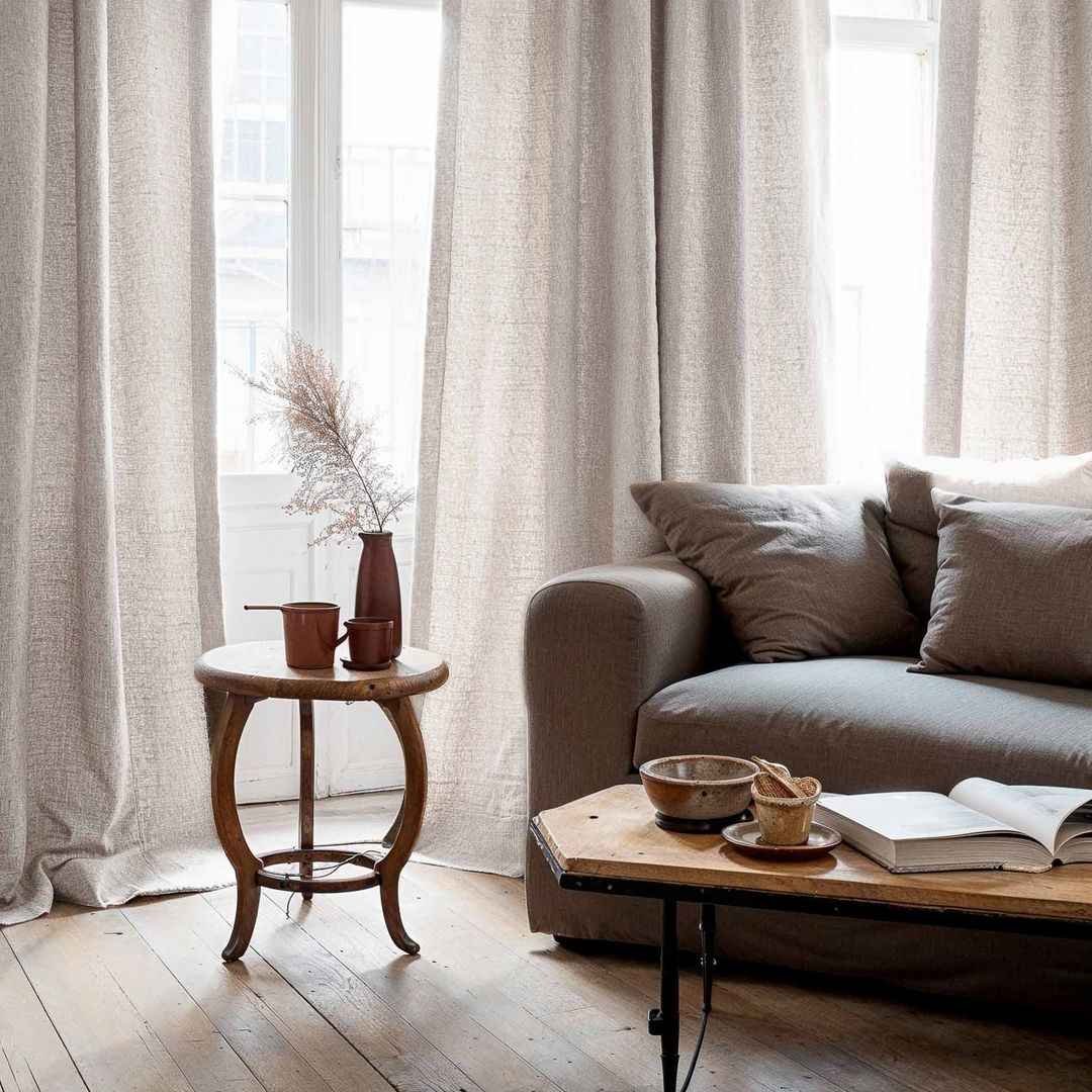 Todas las claves (y las tendencias de 2026) para elegir con acierto las cortinas para el salón