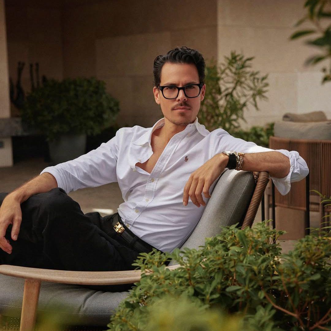Juan Avellaneda nos presenta su primera novela: 'Sigo sintiendo a veces el síndrome del impostor'