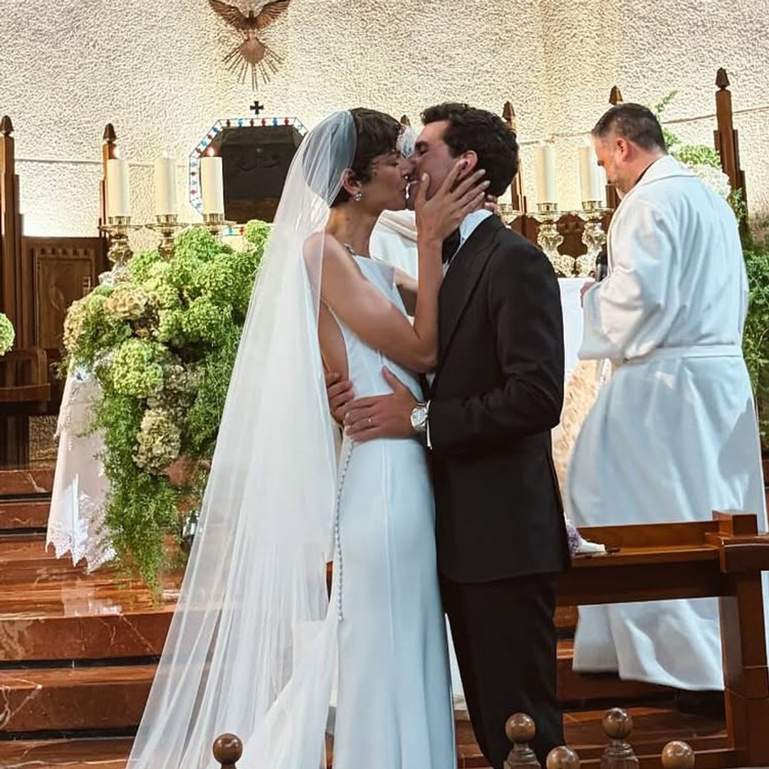 La modelo Marta Ortiz se casa con Carlos Suria: su espectacular vestido de Alta Costura y los secretos de su boda 'punk-chic' en Jávea