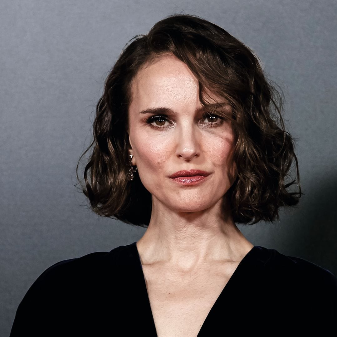 Natalie Portman posa con un vestido negro y cabello ondulado