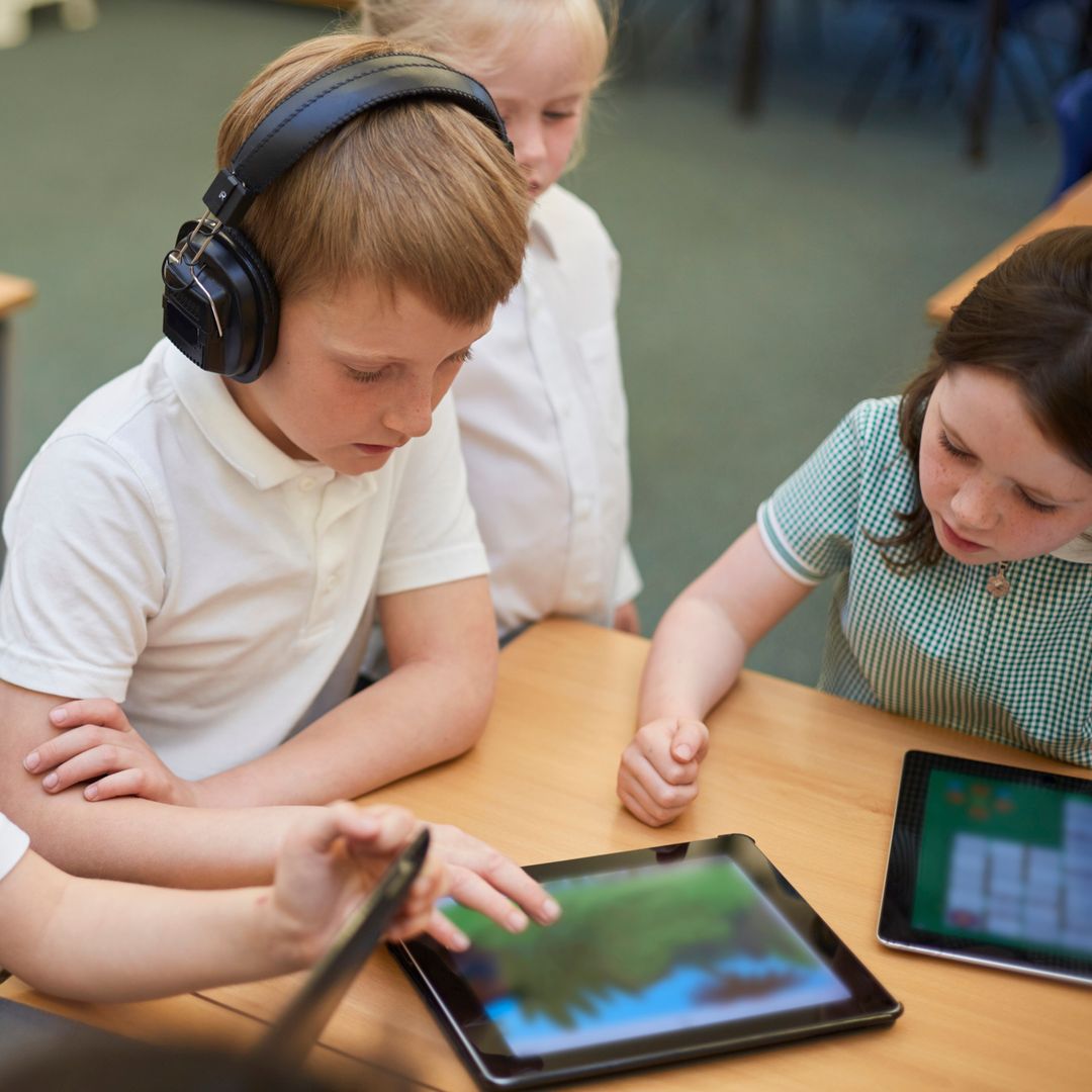 César Poyatos, docente: "Cuando el alumno le dice a la IA que haga una tarea por él se debilita el aprendizaje; debemos formarlos para que no sean huérfanos digitales"