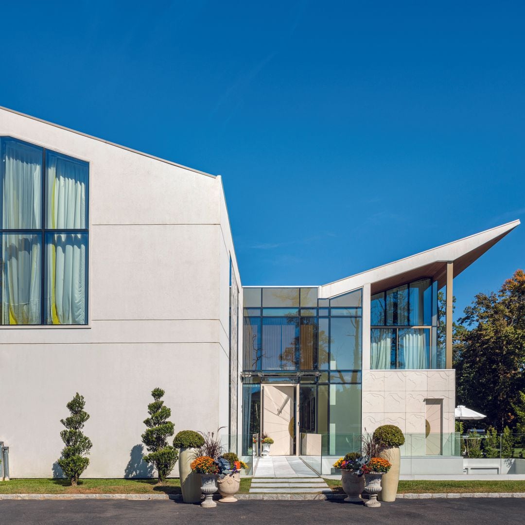 Vistas de la impresionante fachada de
la casa, ubicada en una propiedad de dos hectáreas y media a solo 40 minutos de Manhattan