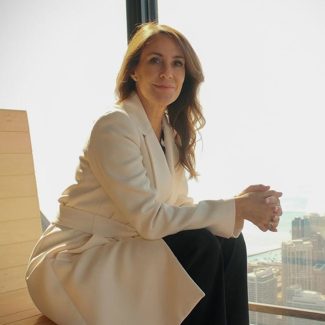 Marie de Dinamarca confirma en Chicago que su abrigo blanco de Zara es perfecto porque combina con todo